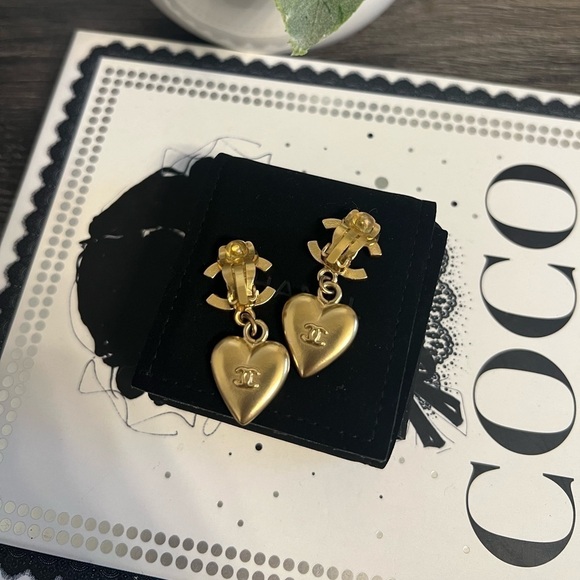 CHANEL Vintage Gold CC Logo Heart Dangle Clip On Earrings - Picture 7 of 9